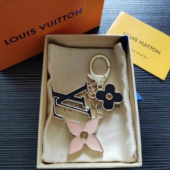 Refined Louis Vuitton Bag Charm with LV & Monogram - Picture 4 of 4